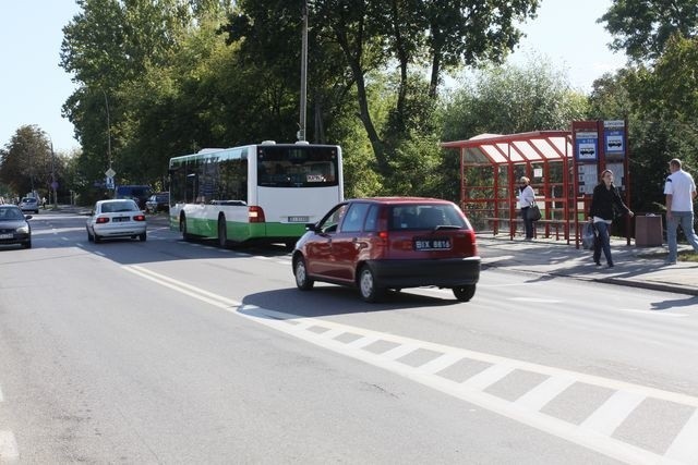 Kierowcy w końcu mogą swobodnie wyprzedzać zatrzymujące się autobusy na ul. Zwycięstwa. Niedawno drogowcy namalowali tam zatoki.