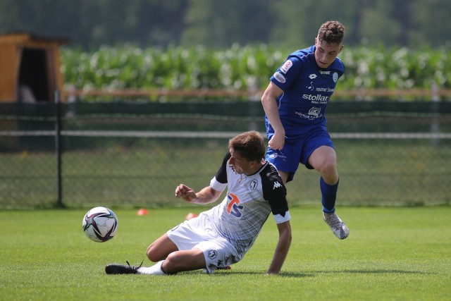 Wigry Suwałki (na niebiesko), Jagiellonia Białystok, a także Olimpia Zambr&oacute;w liczą, że w 1. rundzie Fortuna Pucharu Polski unikną dalekich wyjazd&oacute;w