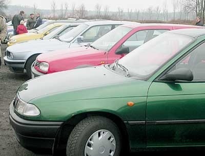 Na zielonogórskiej giełdzie niemal co drugi samochód używany został kupiony za granicą. Większość z nich ma nawet tymczasowe tablice rejestracyjne - niemieckie, francuskie czy belgijskie.