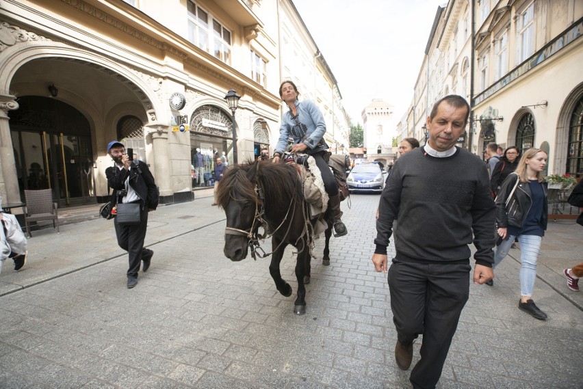 Mongolska strzała dotarła do Krakowa. Jako znak pokoju [ZDJĘCIA, WIDEO]