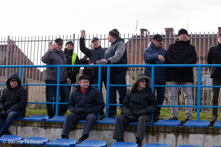 Sparing rozegrano na boisku ze sztuczną trawą na stadionie...