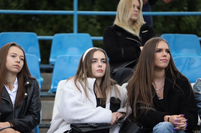 GKS Zio-Max Nowiny pokonał Olimpię Pogoń Staszów 4:1 w ciekawym meczu Hummel 4 Ligi. Mamy dla Was galerię zdjęć kibiców z tego spotkania. Byliście? Szukajcie się na zdjęciach.Galeria zdjęć na kolejnych slajdach>>>