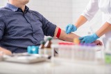 Potrzebna krew ratująca życie! Narodowe Centrum Krwi informuje o niskich rezerwach i zachęca do jej oddawania