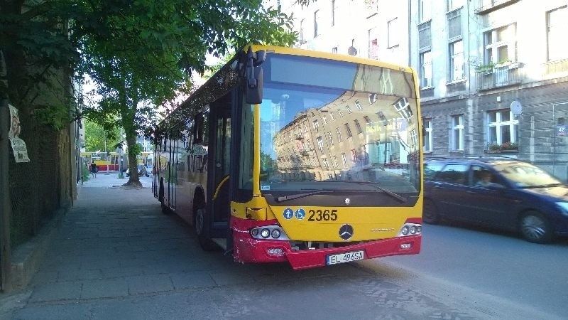 Wypadek autobusu na ul. 6 Sierpnia. Pasażerka trafiła do szpitala [zdjęcia]