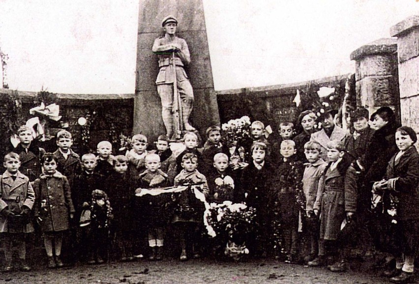 Pod pomnikiem Legionistów 11 listopada 1938 r. W pierwszym...