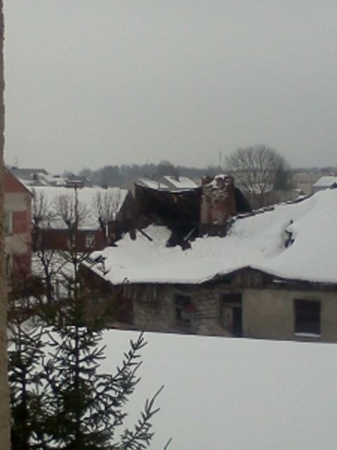 Katastrofa budowlana! Dach domu zawalił się pod naporem śniegu! (zdjęcia)
