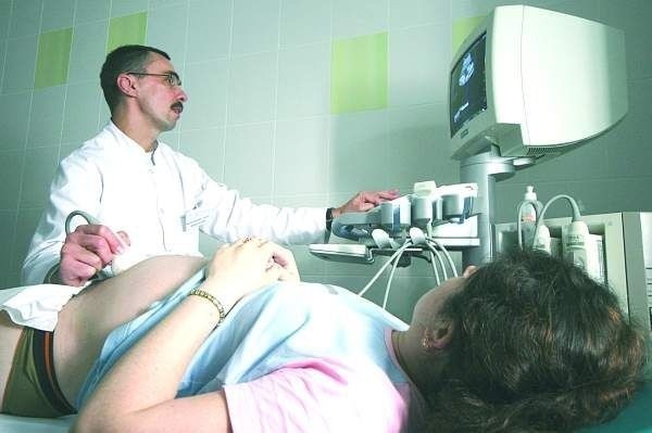 Z badan prenatalnych mogą skorzystać wszystkie ciężarne, które ukończyły 35 lat, a także młodsze kobiety w ciąży u których istnieje ryzyko urodzenia dziecka z wadą