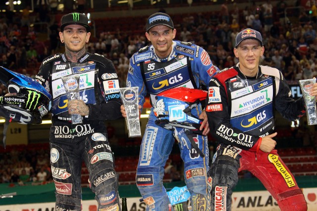 Podium turnieju Grand Prix w Cardiff, od lewej: Tai Woffinden, Bartosz Zmarzlik, Maciej Janowski.