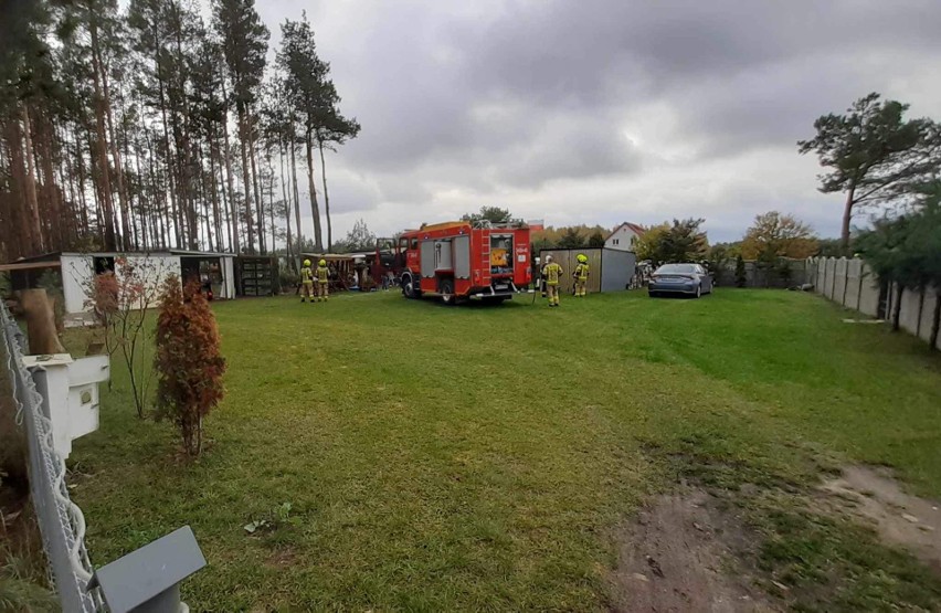 Pożar domu w Chudku w gminie Kadzidło. Kilka zastępów straży pożarnej w akcji