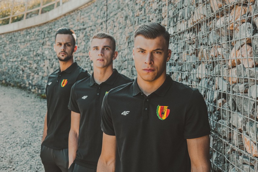 Piłkarze Korony Kielce ponownie w roli modeli. Filipe Oliveira, Adrian Danek i Marceli Zapytowski reklamują koszulki polo [ZDJĘCIA]