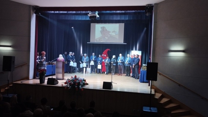 Gminne Obchody Dnia Krwiodawstwa w Sędziszowie. Uhonorowano bohaterów z gminy Sędziszów. Zobacz zdjęcia i wideo