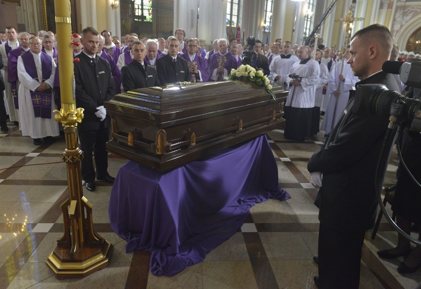 Pogrzeb apb Zimowskiego. Ciało spoczęło w katedrze w Radomiu