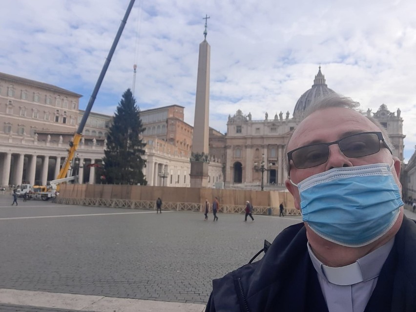 Duchowny z Kielecczyzny ojciec Szczepan Praśkiewicz opowiedział nam o choince na placu świętego Piotra w Rzymie [ZDJĘCIA]