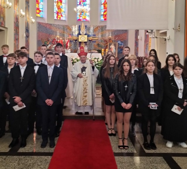 Młodzież z parafii w Dwikozach, przyjęła sakrament bierzmowania. Sakramentu udzielił biskup Edward Frankowski.