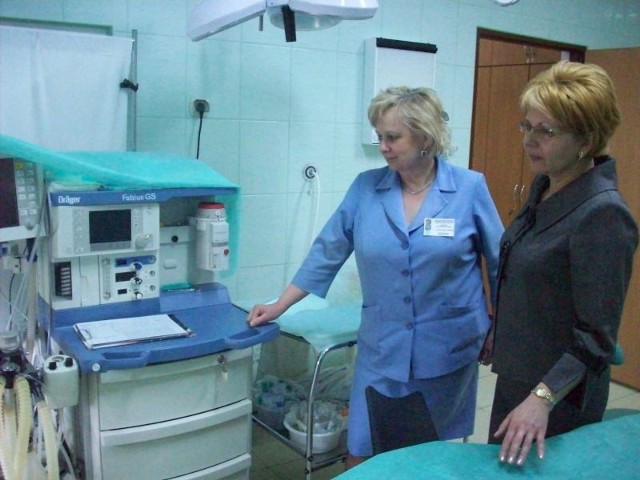 Pielęgniarka Mirosława Rzeźnik i dyrektor Grażyna Słowik obok urządzenia do usypiania chorych na oddziale otolaryngologii, który należy do najnowocześniejszych w regionie.