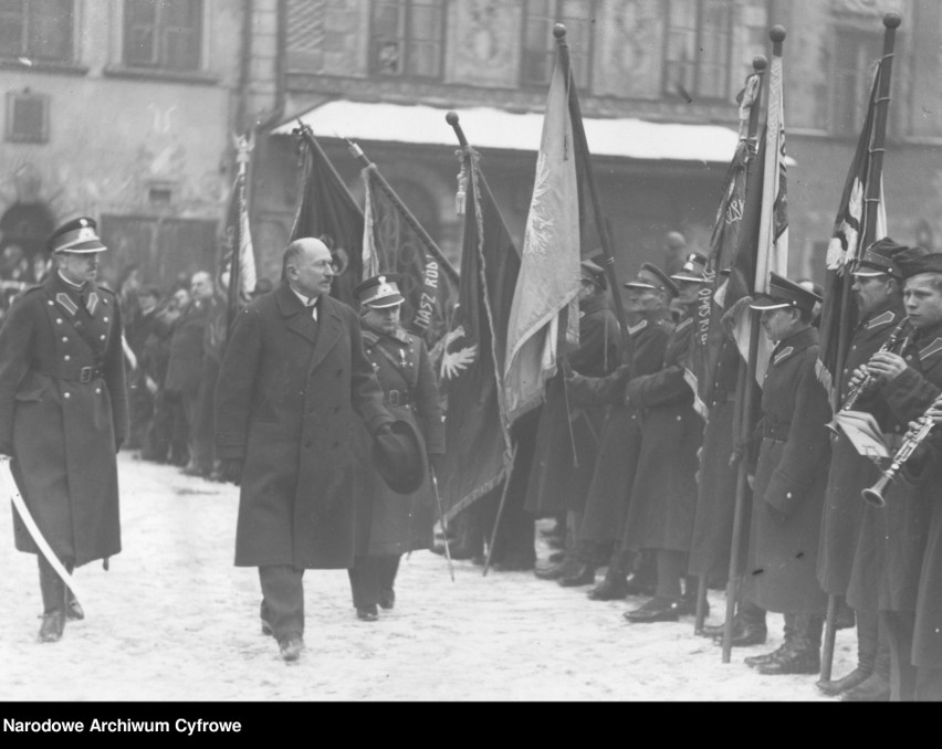 Generał Józef Dowbor-Muśnicki przechodzi przed pocztami...