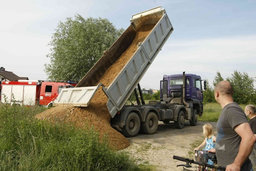 Wrocław: Na Zgorzelisku przesiąkał wał przy Widawie. Straż układała worki z piaskiem (ZDJĘCIA)