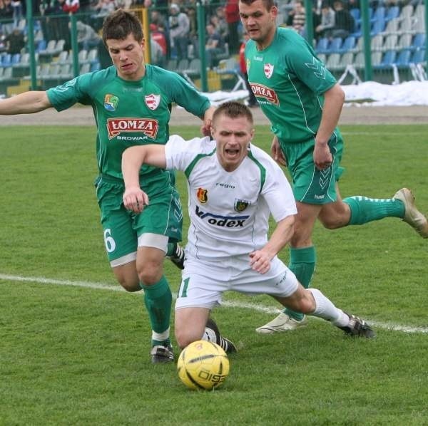 Piłkarze Stali Stalowa Wola (w środku Krzysztof Trela) nie byli w stanie zdobyć gola w pojedynku z ŁKS Łomża.