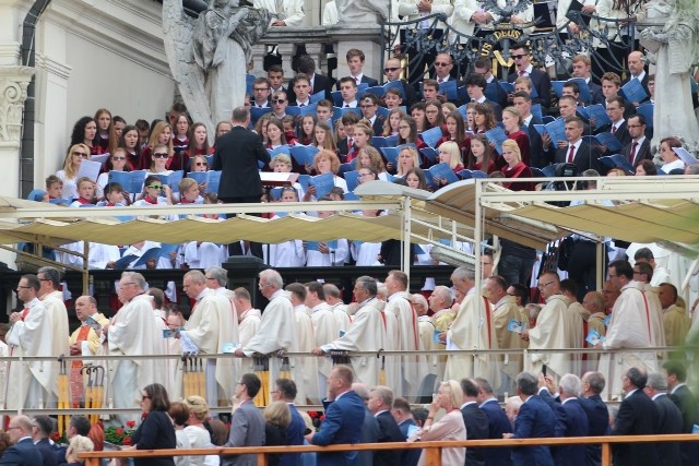 Oprawę muzyczną mszy papieskiej gwarantuje chór 130 śpiewaków