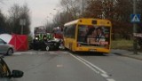 Śmiertelny wypadek w Gliwicach. Samochód czołowo zderzył się z autobusem w czasie wyrzedzania