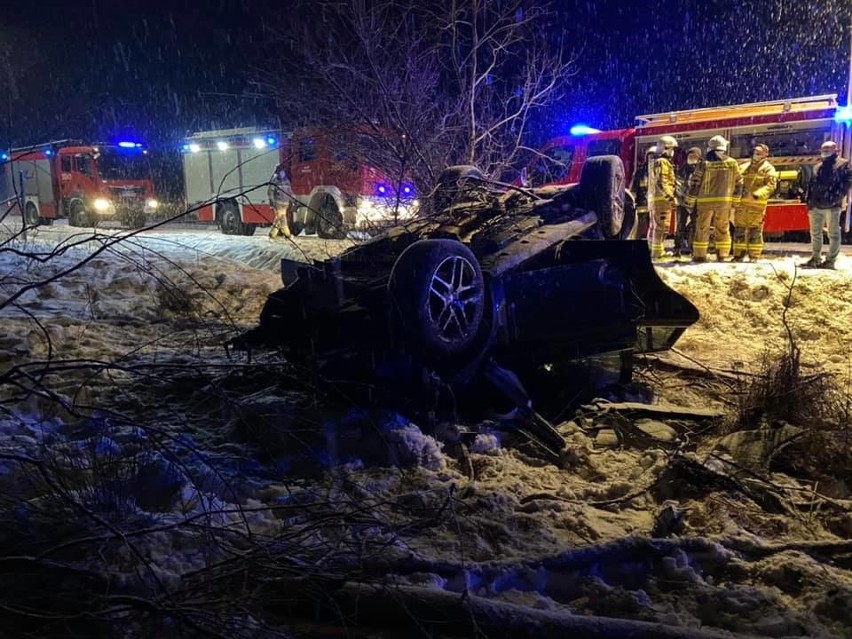 Wypadek w Zaborowicach. Pijany kierowca i nocne dachowanie. To był radny powiatowy z Końskich? [ZDJĘCIA]