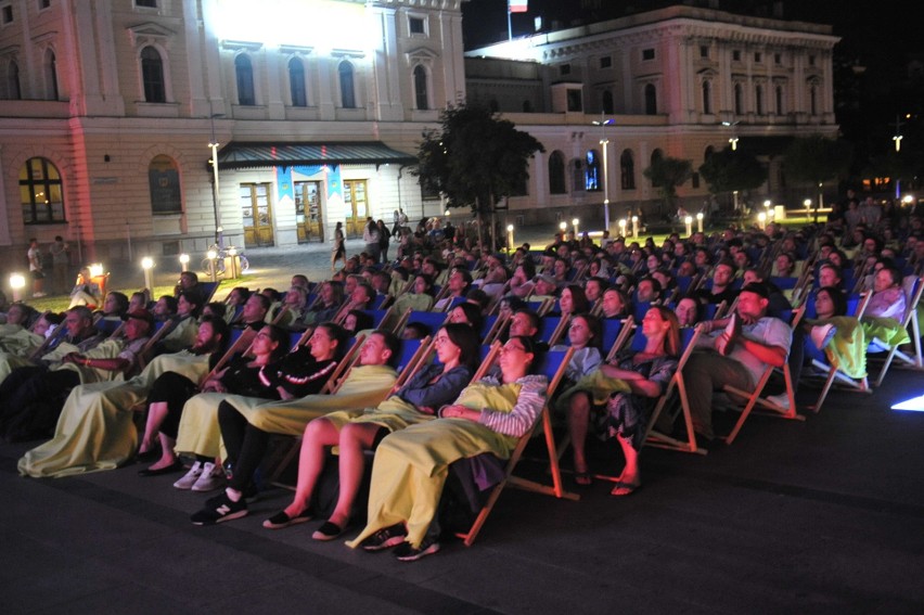 Kraków. Kino Letnie przed Galerią Krakowską. Filmy pod chmurką przyciągają tłumy [ZDJĘCIA]