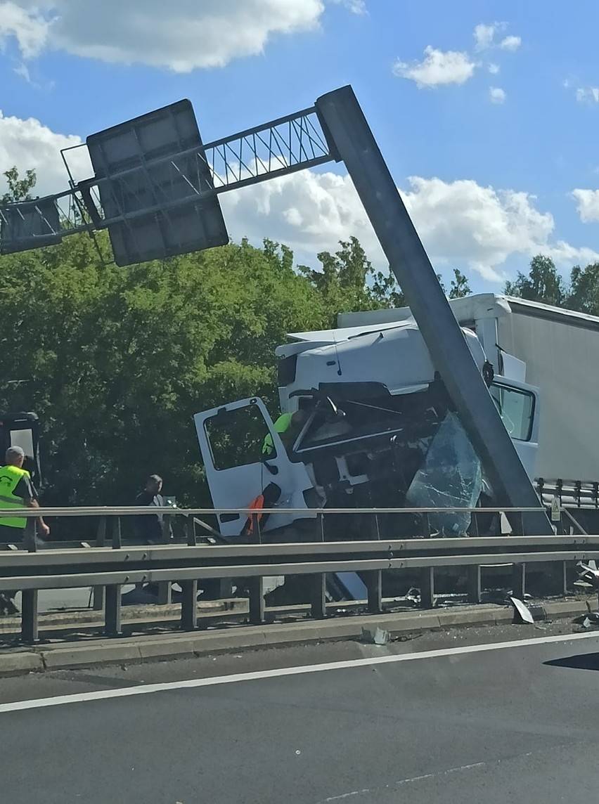 Poważny wypadek na S1 w Dąbrowie Górniczej. Ciężarówka...