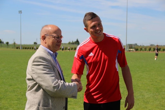 Jacek Magdziński (z prawej) w 2011 roku zdobył tytuł najlepszego strzelca trzecioligowych rozgrywek