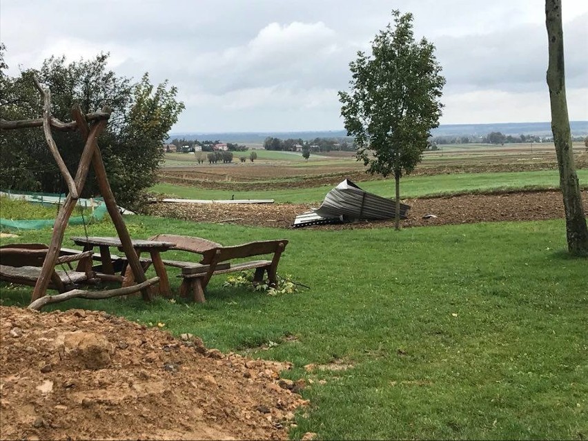 Uszkodzone dachy, połamane drzewa. W powiecie olkuskim ciągle sprzątają