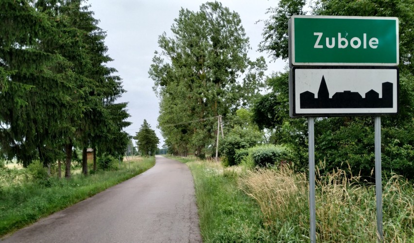 Gmina Trzcianne. Na pomniku w miejscowości Zubole napis na tablicy upamiętnia poległych sowieckich okupantów. Mieszkańcy żądają zmiany