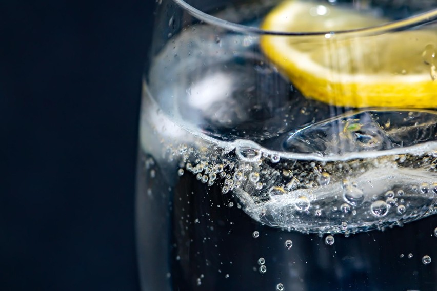 Najważniejsze powody, dla których warto pić wodę z cytryną:...