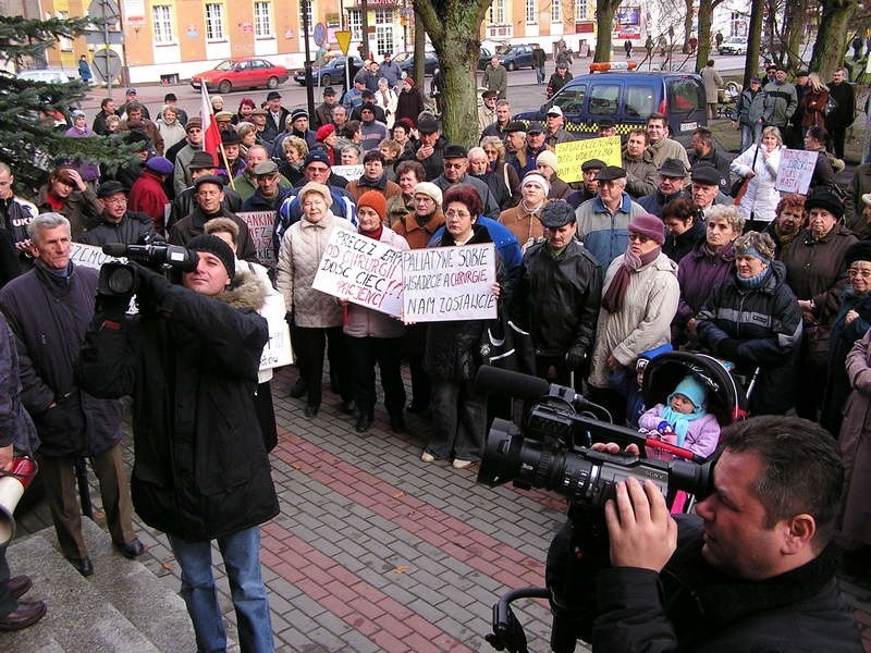 Przed miasteckim ratuszem rozsierdzeni mieszkancy....