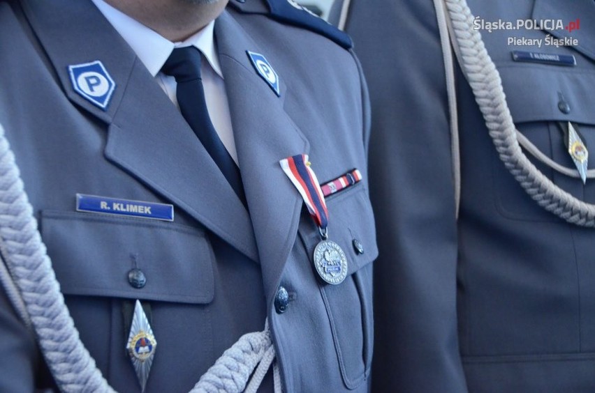Policjanci z Piekar wyróżnieni srebrnymi odznakami [ZDJĘCIA]