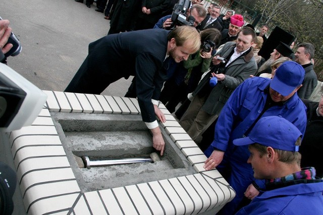 Kwiecień 2006 roku. Marcin Nałęcz-Niesiołowski podczas wmurowania kamienia węgielnego pod budynek Opery i Filharmonii Podlaskiej Europejskiego Centrum Sztuki.