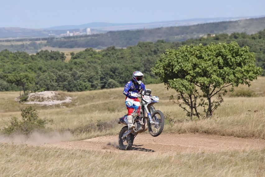 Maciej Giemza trzeci w Hungarian Baja. Kolejny dobry start motocyklisty z Piekoszowa [ZDJĘCIA]