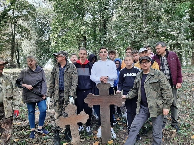 Uczniowie klasy pierwszej kaliskiego technikum informatycznego brali udział w poszukiwaniu krzyży na starym cmentarzu w Kaliszu Pomorskim.