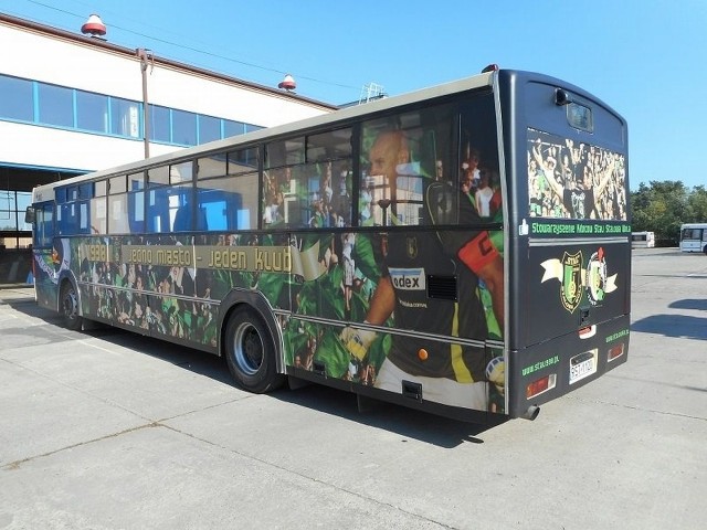 Tak prezentuje się autobus miejskiej komunikacji samochodowej w barwach Stali Stalowa Wola.