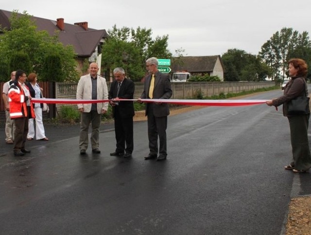 Wstęgę na świeżo wyremontowanej drodze wojewódzkiej 795 w Psarach, w gminie Secemin, blisko granicy z województwem śląskim, przecięli: (od lewej) Dariusz Wróbel, zastępca dyrektora Świętokrzyskiego Zarządu Dróg Wojewódzkich w Kielcach, starosta włoszczowski Zbigniew Matyśkiewicz i wójt gminy Secemin Sławomir Krzysztofik.