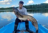 Pan Krystian w jeziorze w Kujawsko-Pomorskiem złowił ponad 10-kilogramowego suma! [zdjęcia]