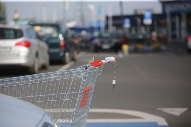 Który sklep w Polsce jest najtańszy? Gdzie za zakupy na tegoroczne święta zapłacimy najmniej?Biedronka, Lidl, Auchan, Dino a może Kaufland - który sklep jest teraz najtańszy w Polsce? Eksperci agencji marketingowej ASM Sales Force Agency po raz kolejny przeanalizowali ceny przykładowego koszyka zakupowego w największych i najpopularniejszych sieciach handlowych w Polsce. Wyniki mogą zaskoczyć! Który sklep jest najtańszy w Polsce? W którym sklepie zrobimy najtaniej zakupy? Gdzie za zakupy zapłacimy najmniej? Sprawdź teraz na kolejnych slajdach >>>>>