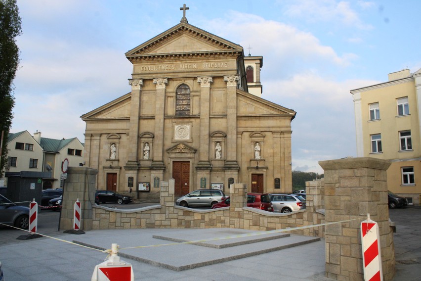 Na placu kościelnym bazyliki trwają ostatnie przygotowania do montażu figury Maryi Niepokalanej, patronki Gorlic. Figura ma trzy metry