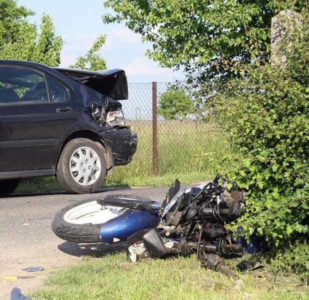 Motocykl zatrzymał się na betonowym słupie. Kierowca który jechał bez kasku i wyszedł z tego wypadku dostał szansę od losu.