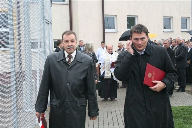 Wójt Jacek Murawski (z lewej) i wiceminister Tomasz Półgrabski podczas otwarcia Orlika w Nurze