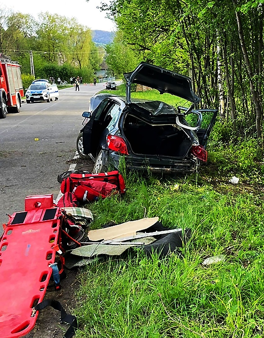 W Szczyrzycu auto uderzyło w drzewo i dachowało. Rannego zabrał śmigłowiec LPR [ZDJĘCIA]