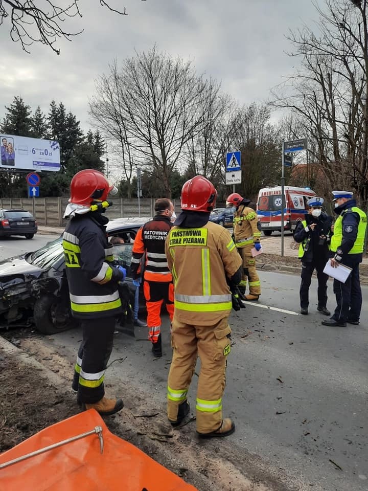 Wypadek na Taborowej w Poznaniu. Samochód uderzył w drzewo. Pięć osób zostało rannych