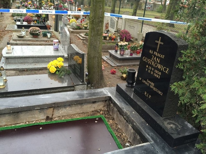 Sprofanowano grób ks. prałata Jana Gustkowicza w Nowym Porcie. Policja szuka sprawców
