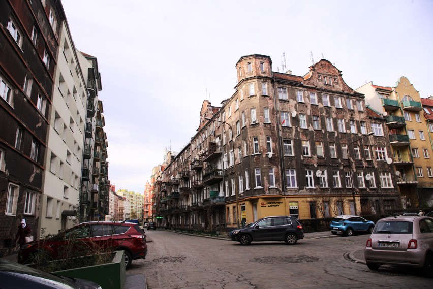 Gęsta zabudowa pierzei we Wrocławiu rozciągała się na wiele...