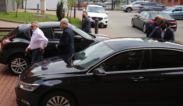 Minister Adam Niedzielski pojawił się dziś po południu w Centrum Leczenia Oparzeń w Siemianowicach Śląskich. Zobacz kolejne zdjęcia. Przesuwaj zdjęcia w prawo - naciśnij strzałkę lub przycisk NASTĘPNE