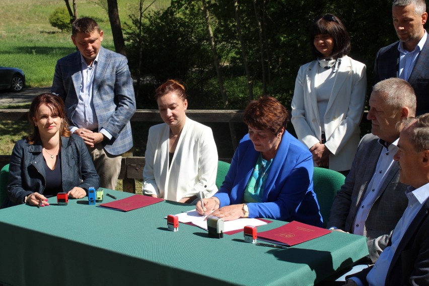 Umowę w wykonawcą remontu podpisano na moście w Małym Jodle.