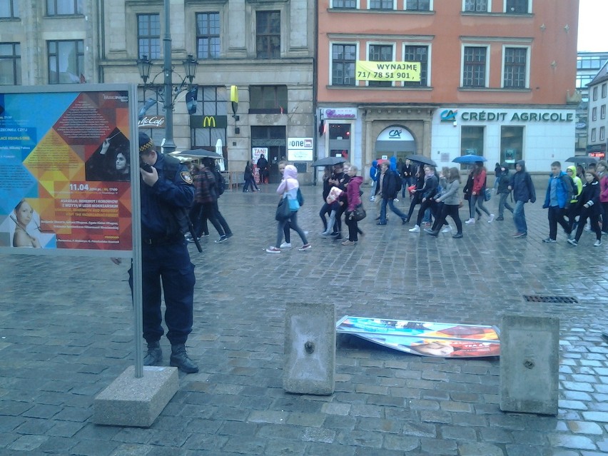 Wrocław: Silny wiatr poprzewracał tablice pod Pręgierzem (ZDJĘCIA)